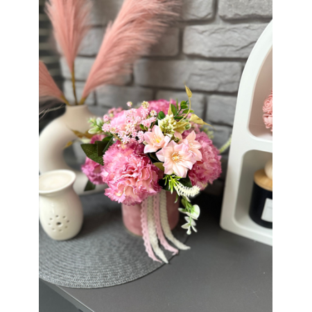 Welurowy flowerbox brudny róż z bukietem gożdzików